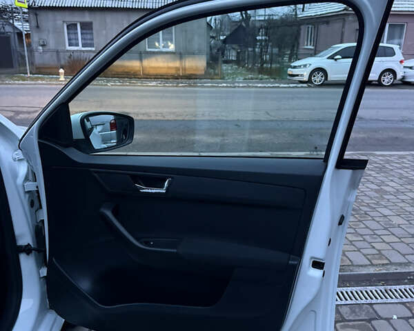 Білий Шкода Фабія, об'ємом двигуна 1.4 л та пробігом 176 тис. км за 8300 $, фото 23 на Automoto.ua