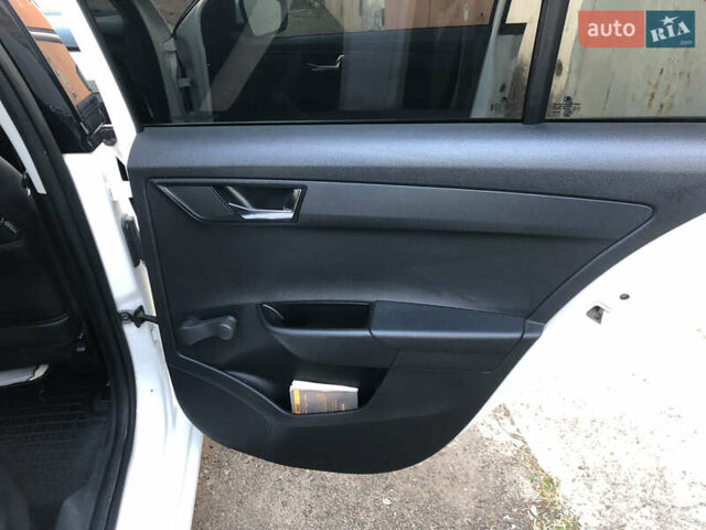 Белый Шкода Фабия, объемом двигателя 1.4 л и пробегом 290 тыс. км за 7800 $, фото 17 на Automoto.ua