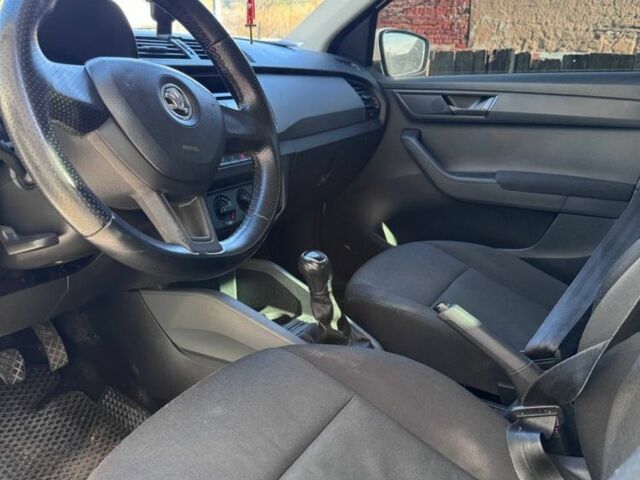 Белый Шкода Фабия, объемом двигателя 1.2 л и пробегом 273 тыс. км за 6350 $, фото 3 на Automoto.ua