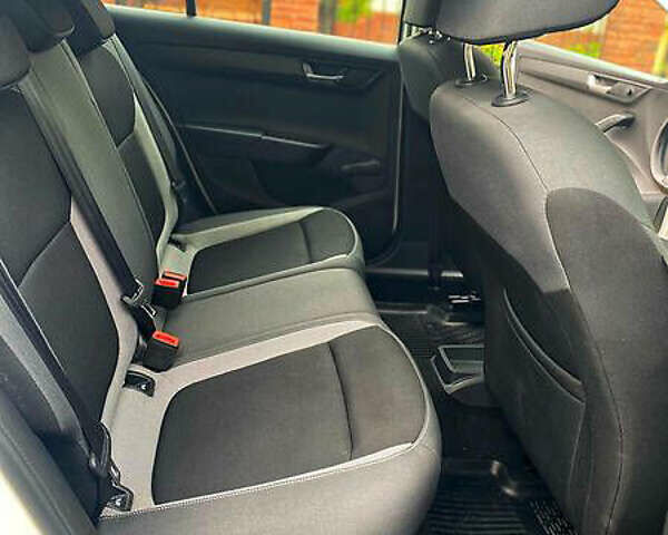 Белый Шкода Фабия, объемом двигателя 1.2 л и пробегом 180 тыс. км за 9800 $, фото 4 на Automoto.ua