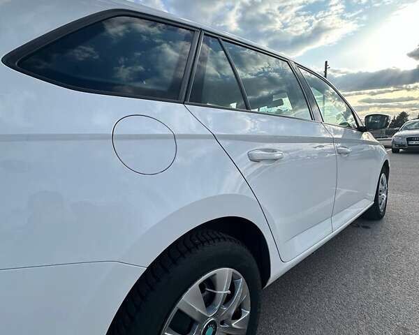 Белый Шкода Фабия, объемом двигателя 1.4 л и пробегом 224 тыс. км за 6950 $, фото 3 на Automoto.ua