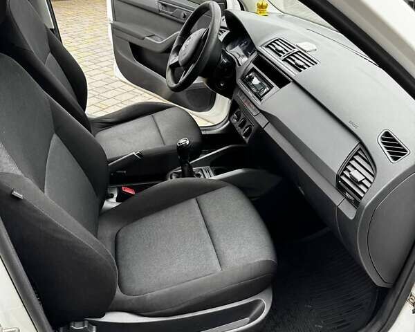 Белый Шкода Фабия, объемом двигателя 1.2 л и пробегом 259 тыс. км за 7300 $, фото 18 на Automoto.ua