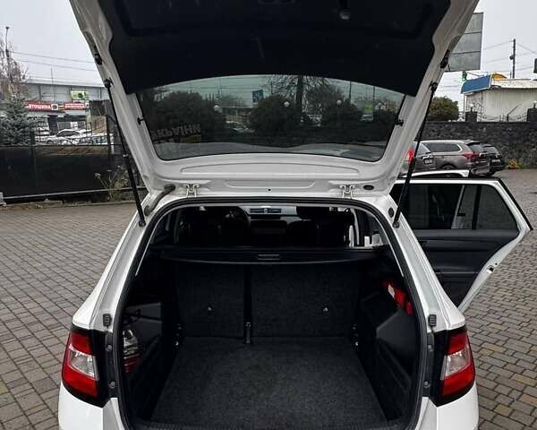 Белый Шкода Фабия, объемом двигателя 1.2 л и пробегом 259 тыс. км за 7300 $, фото 14 на Automoto.ua