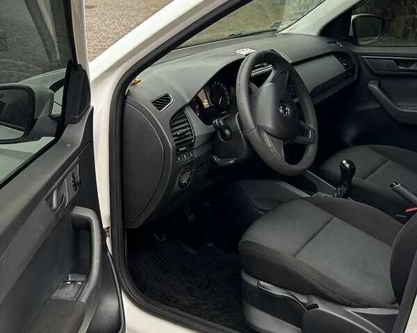 Белый Шкода Фабия, объемом двигателя 1.2 л и пробегом 259 тыс. км за 7300 $, фото 6 на Automoto.ua