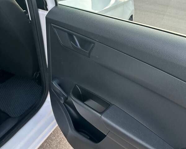 Белый Шкода Фабия, объемом двигателя 1.4 л и пробегом 224 тыс. км за 6950 $, фото 19 на Automoto.ua