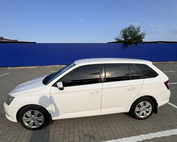 Белый Шкода Фабия, объемом двигателя 1.42 л и пробегом 228 тыс. км за 7999 $, фото 4 на Automoto.ua
