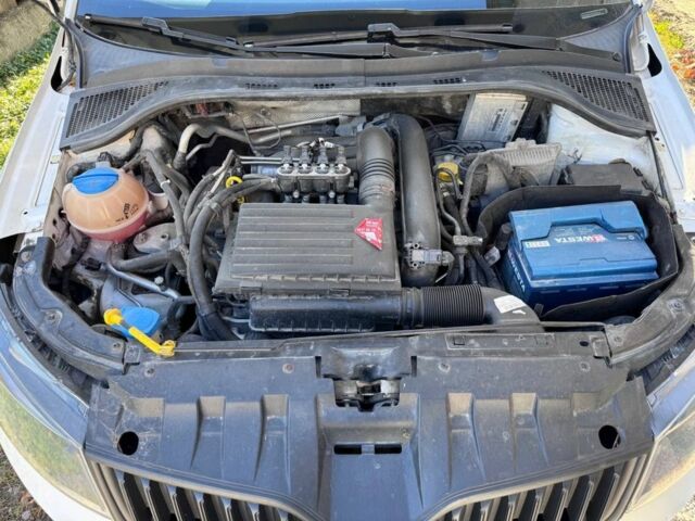 Белый Шкода Фабия, объемом двигателя 1.2 л и пробегом 273 тыс. км за 6350 $, фото 2 на Automoto.ua