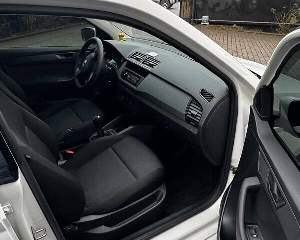 Белый Шкода Фабия, объемом двигателя 1.2 л и пробегом 259 тыс. км за 7300 $, фото 8 на Automoto.ua