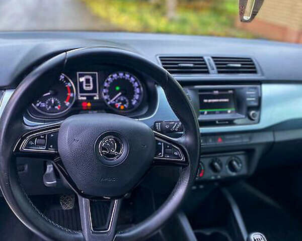 Белый Шкода Фабия, объемом двигателя 1.2 л и пробегом 180 тыс. км за 9800 $, фото 5 на Automoto.ua