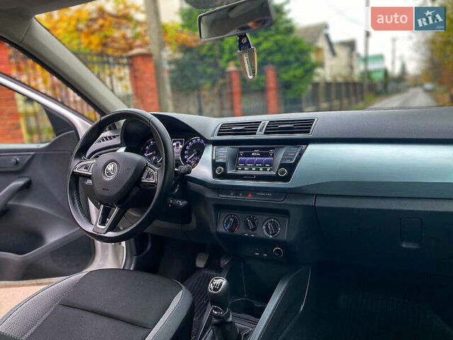 Белый Шкода Фабия, объемом двигателя 1.2 л и пробегом 180 тыс. км за 9800 $, фото 3 на Automoto.ua