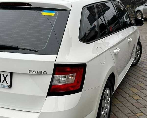 Белый Шкода Фабия, объемом двигателя 1.2 л и пробегом 259 тыс. км за 7300 $, фото 5 на Automoto.ua