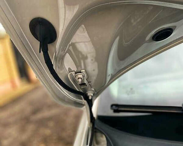 Белый Шкода Фабия, объемом двигателя 1.2 л и пробегом 180 тыс. км за 9800 $, фото 34 на Automoto.ua