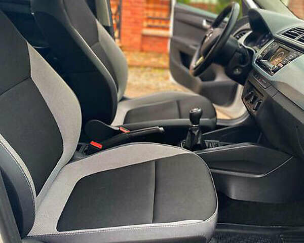 Белый Шкода Фабия, объемом двигателя 1.2 л и пробегом 180 тыс. км за 9800 $, фото 6 на Automoto.ua