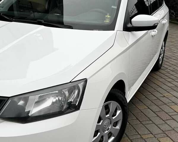 Белый Шкода Фабия, объемом двигателя 1.2 л и пробегом 259 тыс. км за 7300 $, фото 2 на Automoto.ua