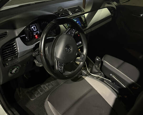 Белый Шкода Фабия, объемом двигателя 1.42 л и пробегом 316 тыс. км за 7299 $, фото 7 на Automoto.ua