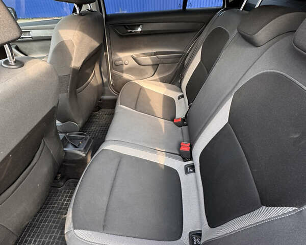 Белый Шкода Фабия, объемом двигателя 1.42 л и пробегом 228 тыс. км за 7999 $, фото 8 на Automoto.ua