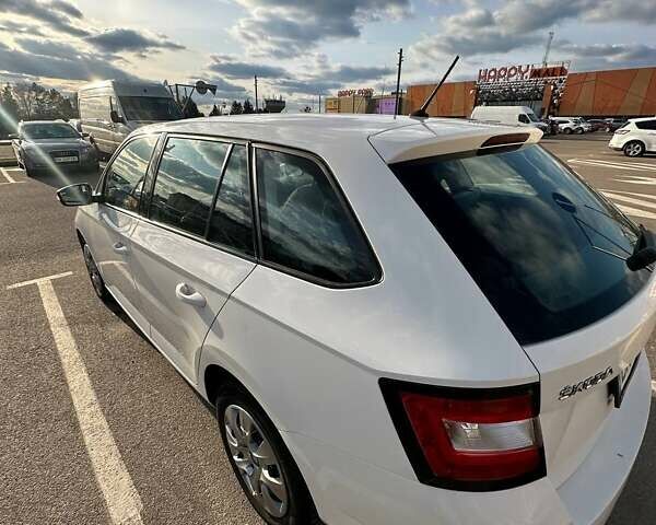 Белый Шкода Фабия, объемом двигателя 1.4 л и пробегом 224 тыс. км за 6950 $, фото 4 на Automoto.ua