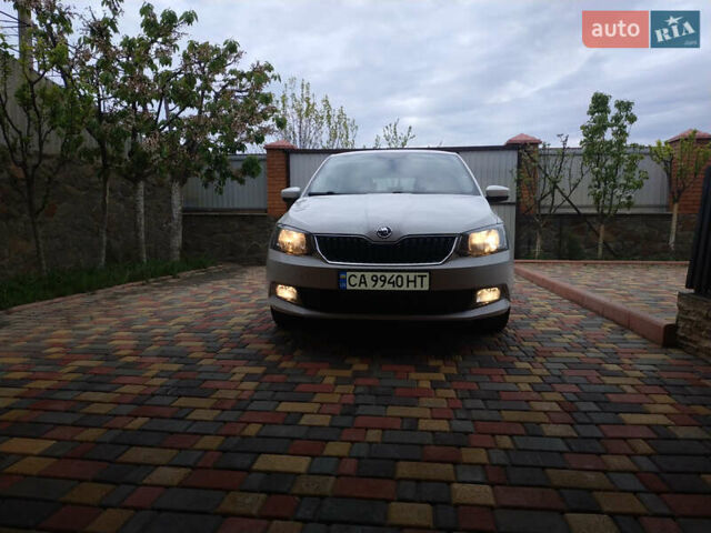 Белый Шкода Фабия, объемом двигателя 1.2 л и пробегом 180 тыс. км за 9800 $, фото 1 на Automoto.ua