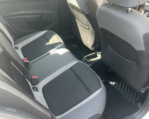 Білий Шкода Фабія, об'ємом двигуна 1.42 л та пробігом 178 тис. км за 7100 $, фото 6 на Automoto.ua