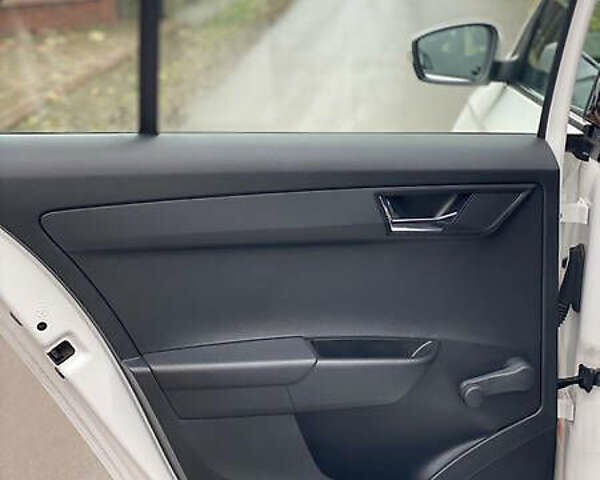 Белый Шкода Фабия, объемом двигателя 1.2 л и пробегом 180 тыс. км за 9800 $, фото 25 на Automoto.ua