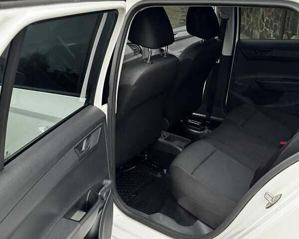 Белый Шкода Фабия, объемом двигателя 1.2 л и пробегом 259 тыс. км за 7300 $, фото 16 на Automoto.ua