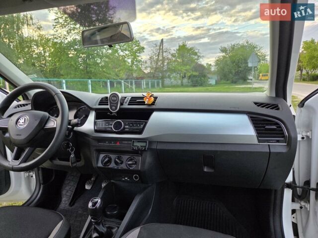 Белый Шкода Фабия, объемом двигателя 1 л и пробегом 137 тыс. км за 7500 $, фото 61 на Automoto.ua