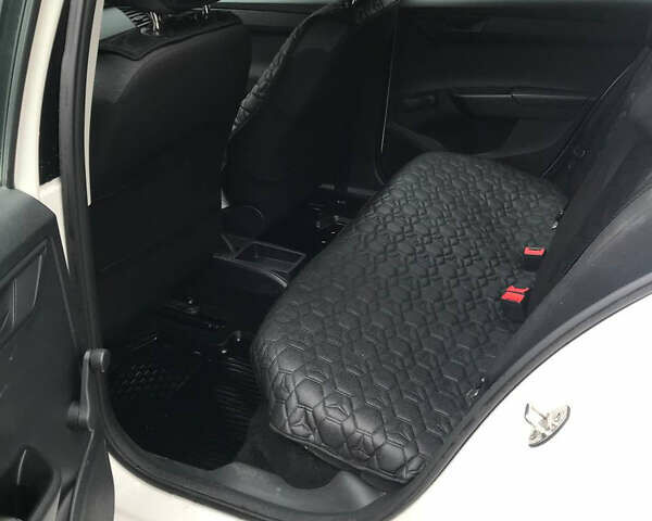 Белый Шкода Фабия, объемом двигателя 1 л и пробегом 130 тыс. км за 7500 $, фото 7 на Automoto.ua