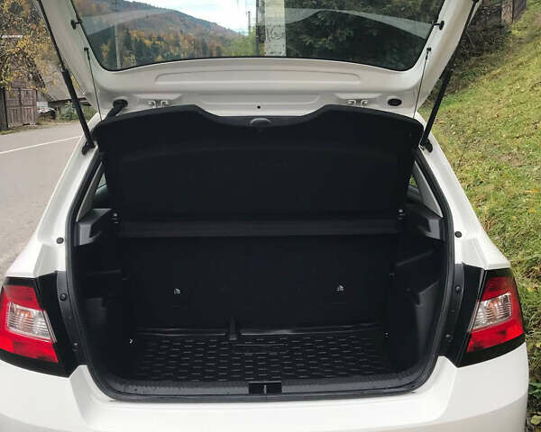 Белый Шкода Фабия, объемом двигателя 1 л и пробегом 130 тыс. км за 7500 $, фото 6 на Automoto.ua