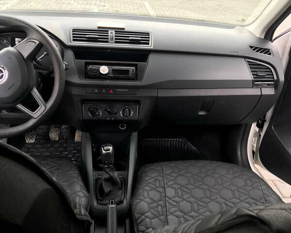 Белый Шкода Фабия, объемом двигателя 1 л и пробегом 130 тыс. км за 7500 $, фото 5 на Automoto.ua