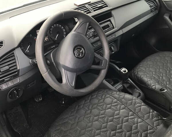 Белый Шкода Фабия, объемом двигателя 1 л и пробегом 130 тыс. км за 7500 $, фото 4 на Automoto.ua