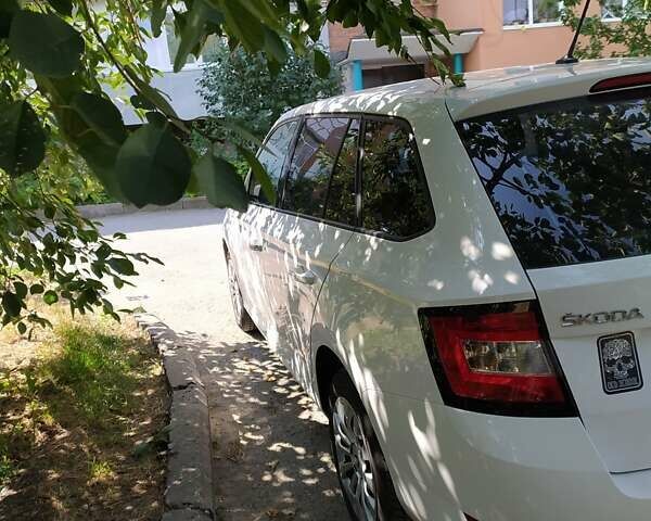 Белый Шкода Фабия, объемом двигателя 1 л и пробегом 189 тыс. км за 8099 $, фото 4 на Automoto.ua
