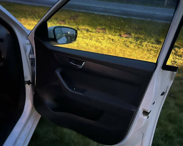 Белый Шкода Фабия, объемом двигателя 1 л и пробегом 110 тыс. км за 8550 $, фото 18 на Automoto.ua