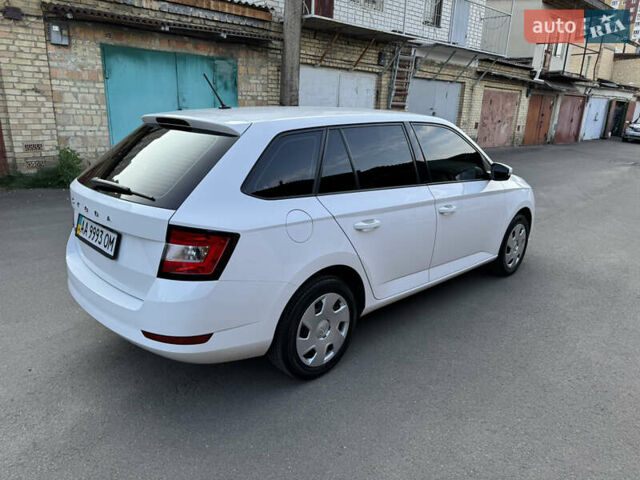 Белый Шкода Фабия, объемом двигателя 1 л и пробегом 139 тыс. км за 9600 $, фото 3 на Automoto.ua