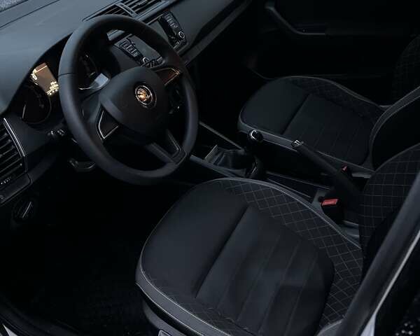 Белый Шкода Фабия, объемом двигателя 1 л и пробегом 170 тыс. км за 5000 $, фото 1 на Automoto.ua