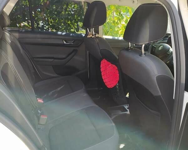 Белый Шкода Фабия, объемом двигателя 1 л и пробегом 189 тыс. км за 8099 $, фото 8 на Automoto.ua