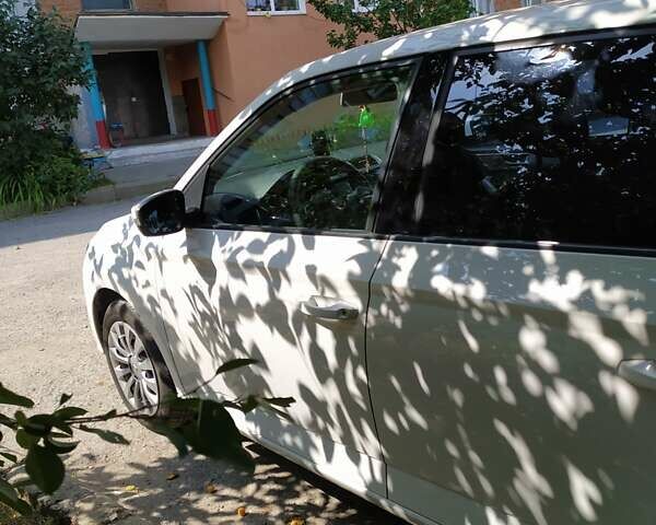 Белый Шкода Фабия, объемом двигателя 1 л и пробегом 189 тыс. км за 8099 $, фото 5 на Automoto.ua