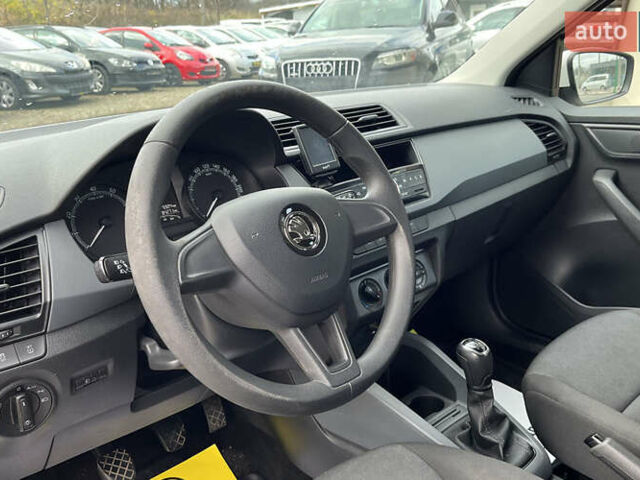 Белый Шкода Фабия, объемом двигателя 1 л и пробегом 84 тыс. км за 7450 $, фото 13 на Automoto.ua