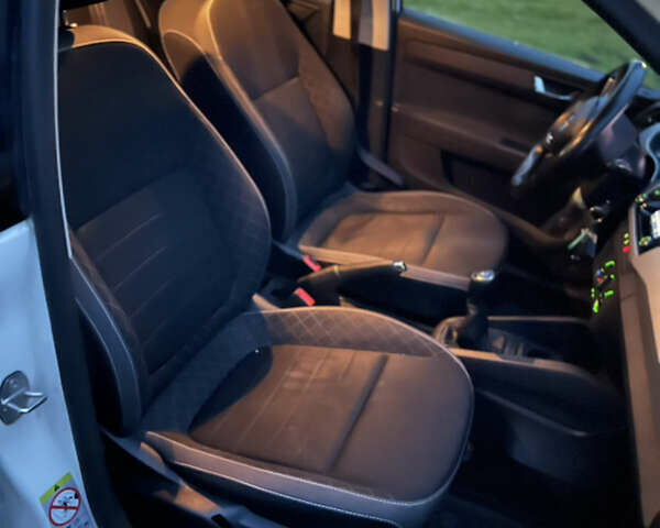 Белый Шкода Фабия, объемом двигателя 1 л и пробегом 110 тыс. км за 8550 $, фото 19 на Automoto.ua