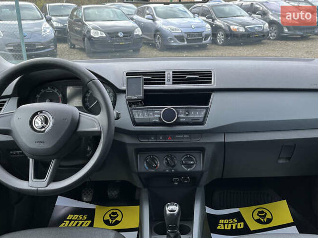 Белый Шкода Фабия, объемом двигателя 1 л и пробегом 84 тыс. км за 7450 $, фото 8 на Automoto.ua