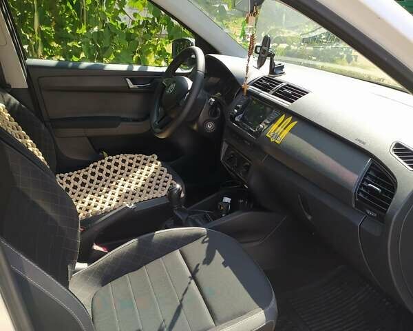 Белый Шкода Фабия, объемом двигателя 1 л и пробегом 189 тыс. км за 8099 $, фото 7 на Automoto.ua