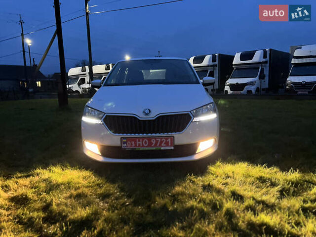 Белый Шкода Фабия, объемом двигателя 1 л и пробегом 110 тыс. км за 8550 $, фото 1 на Automoto.ua