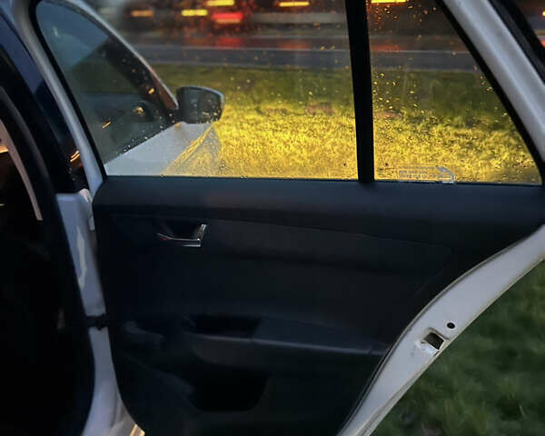 Белый Шкода Фабия, объемом двигателя 1 л и пробегом 110 тыс. км за 8550 $, фото 16 на Automoto.ua