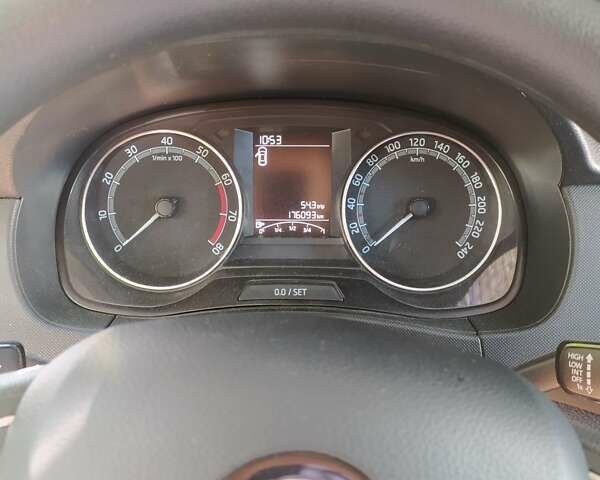 Белый Шкода Фабия, объемом двигателя 1 л и пробегом 189 тыс. км за 8099 $, фото 14 на Automoto.ua