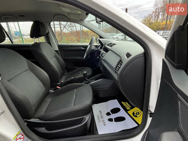 Белый Шкода Фабия, объемом двигателя 1 л и пробегом 84 тыс. км за 7450 $, фото 16 на Automoto.ua