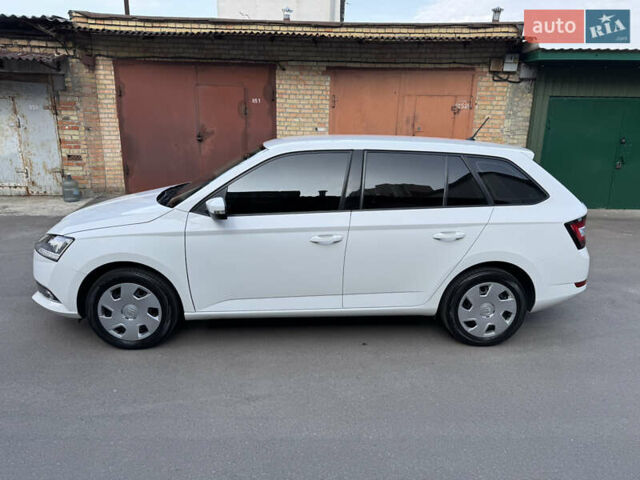 Белый Шкода Фабия, объемом двигателя 1 л и пробегом 139 тыс. км за 9600 $, фото 1 на Automoto.ua