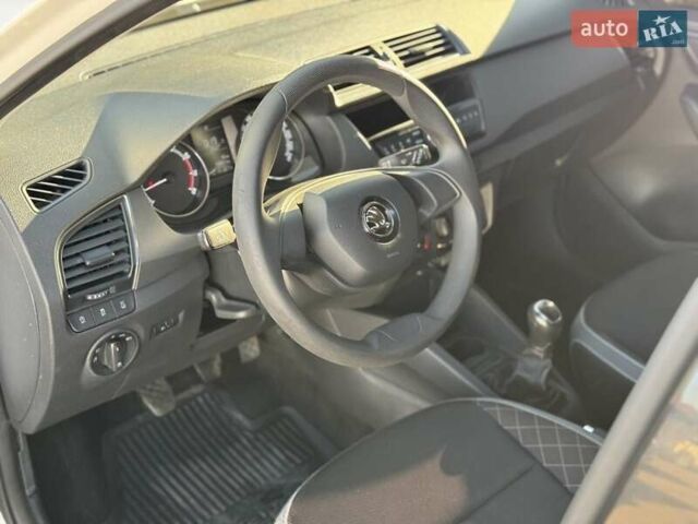 Белый Шкода Фабия, объемом двигателя 1 л и пробегом 158 тыс. км за 9500 $, фото 7 на Automoto.ua