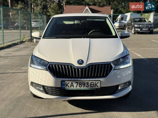 Белый Шкода Фабия, объемом двигателя 1 л и пробегом 158 тыс. км за 9500 $, фото 1 на Automoto.ua