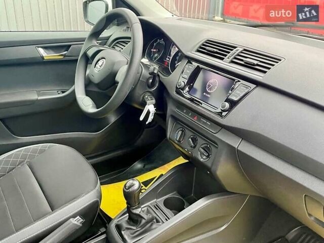 Белый Шкода Фабия, объемом двигателя 1 л и пробегом 65 тыс. км за 12500 $, фото 25 на Automoto.ua