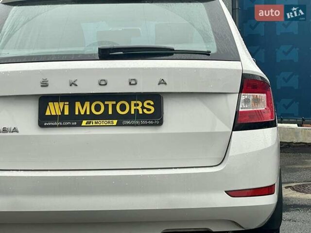 Белый Шкода Фабия, объемом двигателя 1 л и пробегом 65 тыс. км за 12500 $, фото 17 на Automoto.ua