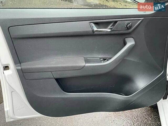 Белый Шкода Фабия, объемом двигателя 1 л и пробегом 65 тыс. км за 12500 $, фото 32 на Automoto.ua